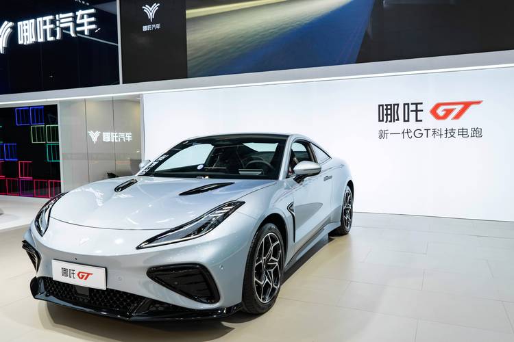 成都龙泉驿区佰创威企业管理咨询哪吒汽车在智能汽车领域的表现，领途汽车在新能源汽车市场中的影响力